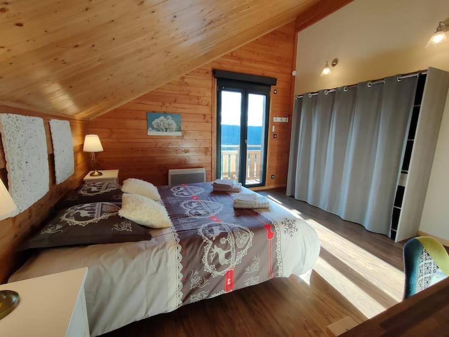 L'eclipse -12p, Vue Au Pied Des Pistes Et Chalet